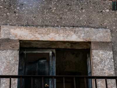 Su un architrave � riportato il nome del vecchio proprietario: Josephi Scoppetta